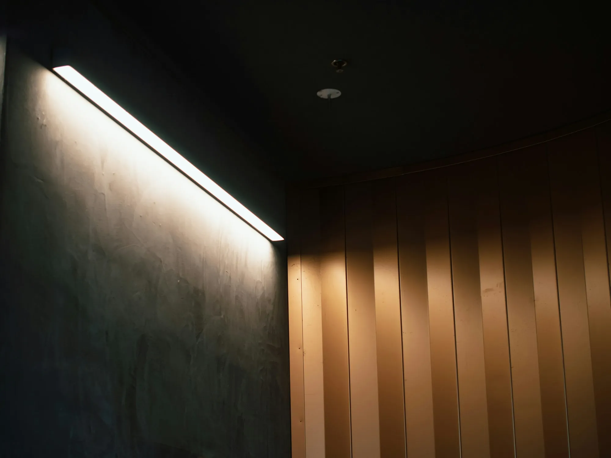Recessed ceiling lights with warm illumination